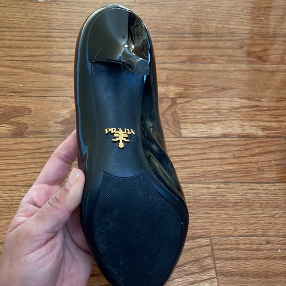 Prada round toe patent leather pumps - Picture 4 of 8